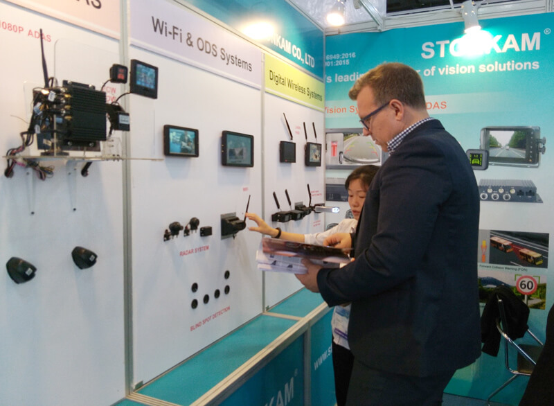 STONKAM銷售代表與HKTDC客戶交流