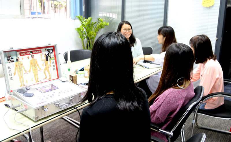 敏視員工紛紛前來了解健康知識